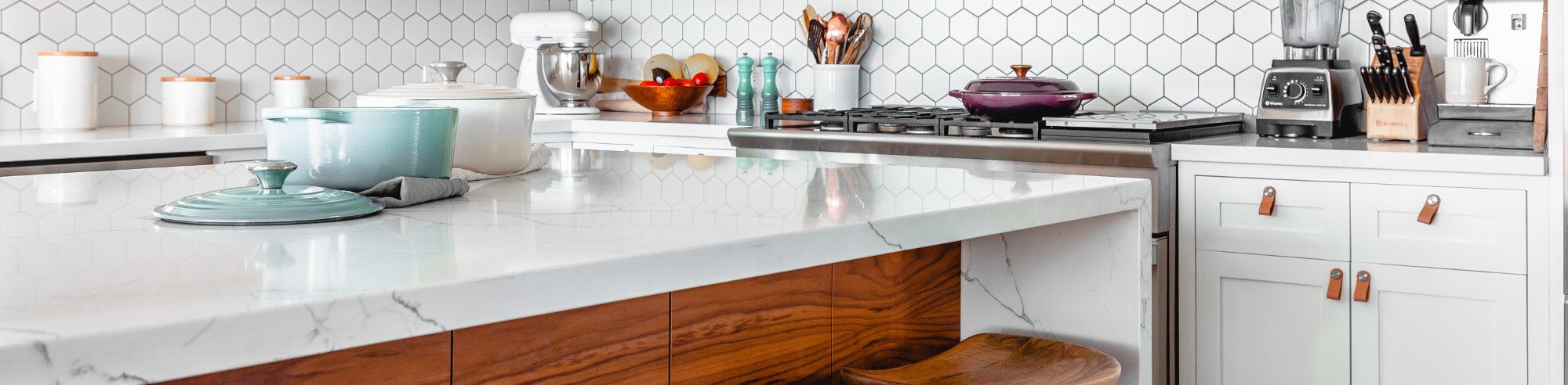 Moderne Küche in weiß mit Materialmix Olivenholz, Marmor und Edelstahl